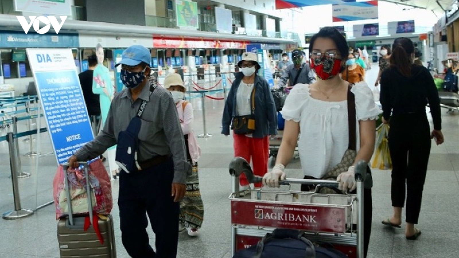 Hơn 200 du khách rời Đà Nẵng về Hà Nội