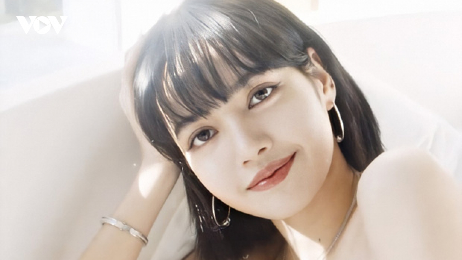 Lisa (BLACKPINK) sang chảnh, quyến rũ với đầm cúp ngực