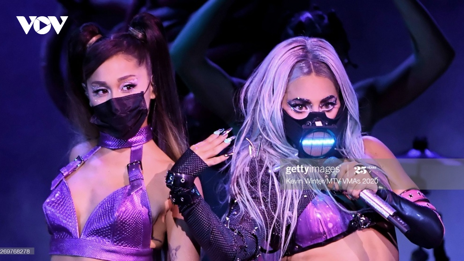 Lady Gaga, Ariana Grande đeo khẩu trang, “đốt cháy” sân khấu VMAs 2020