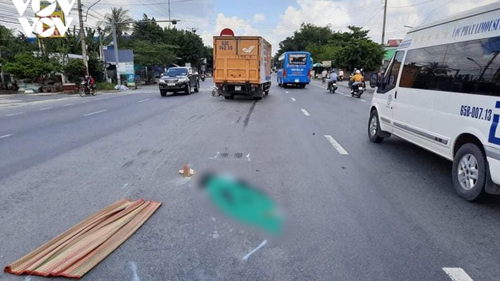 Băng qua đường bất cẩn, 2 người bị tai nạn thương vong