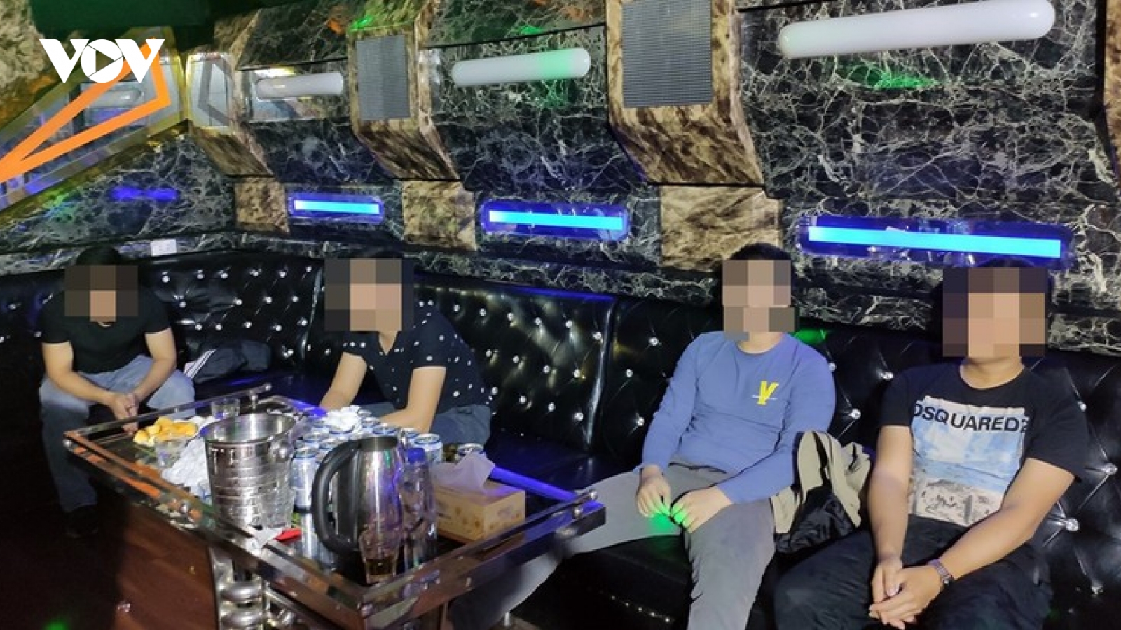 Hành hung công an khi bị bắt quả tang tụ tập hát karaoke trái phép