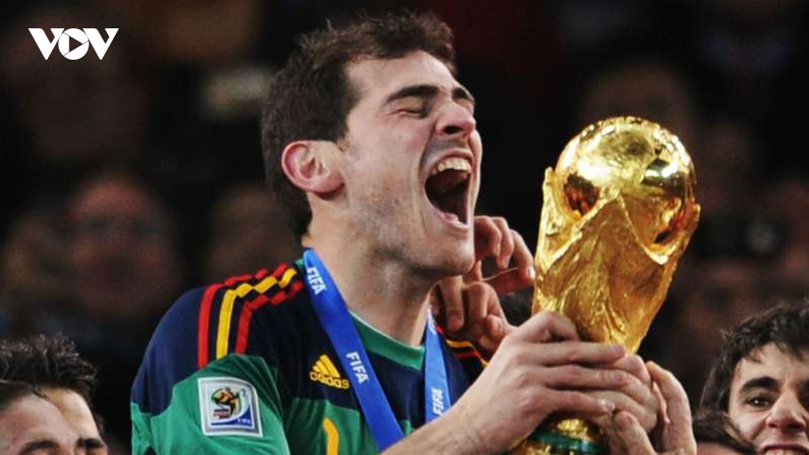 Iker Casillas giải nghệ sau 22 năm chơi bóng đỉnh cao