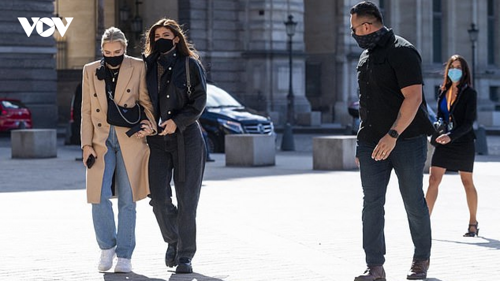 Kylie Jenner sành điệu đi thăm Bảo tàng Louvre ở Paris cùng bạn bè