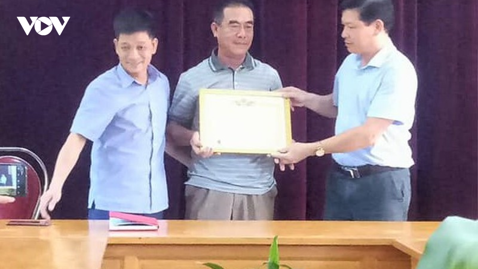 Khen thưởng cá nhân đã cứu 5 người bị nước lũ cuốn trôi hơn 10km