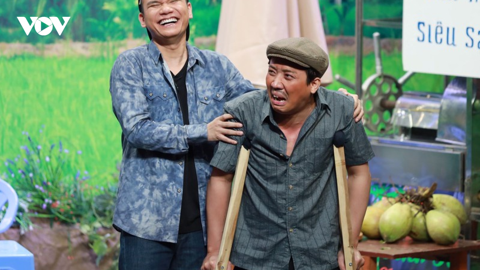 Trấn Thành “đứng hình” khi bị Khắc Việt nói là “hâm” trên sóng truyền hình