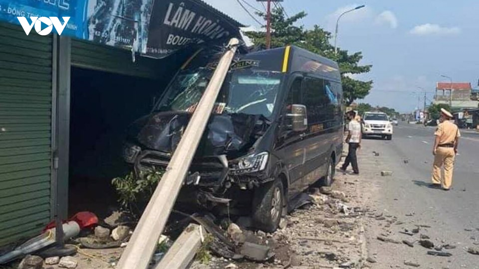 Xe limousine đâm đổ cột điện va vào nhà dân, 1 người bị thương