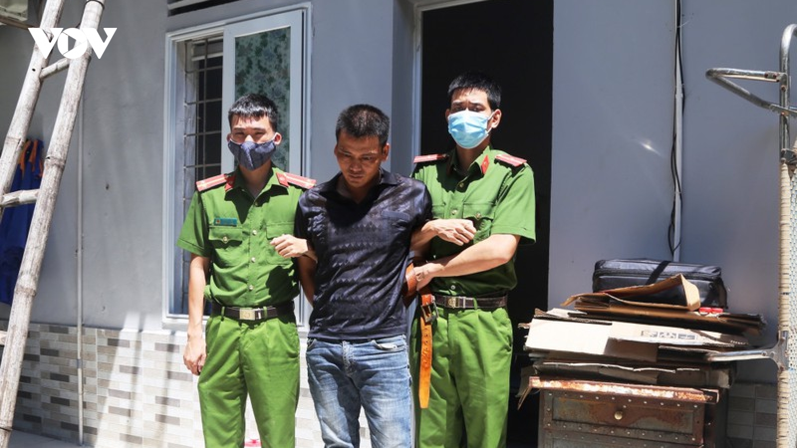Đang đi giao ma túy đá thì bị bắt giữ