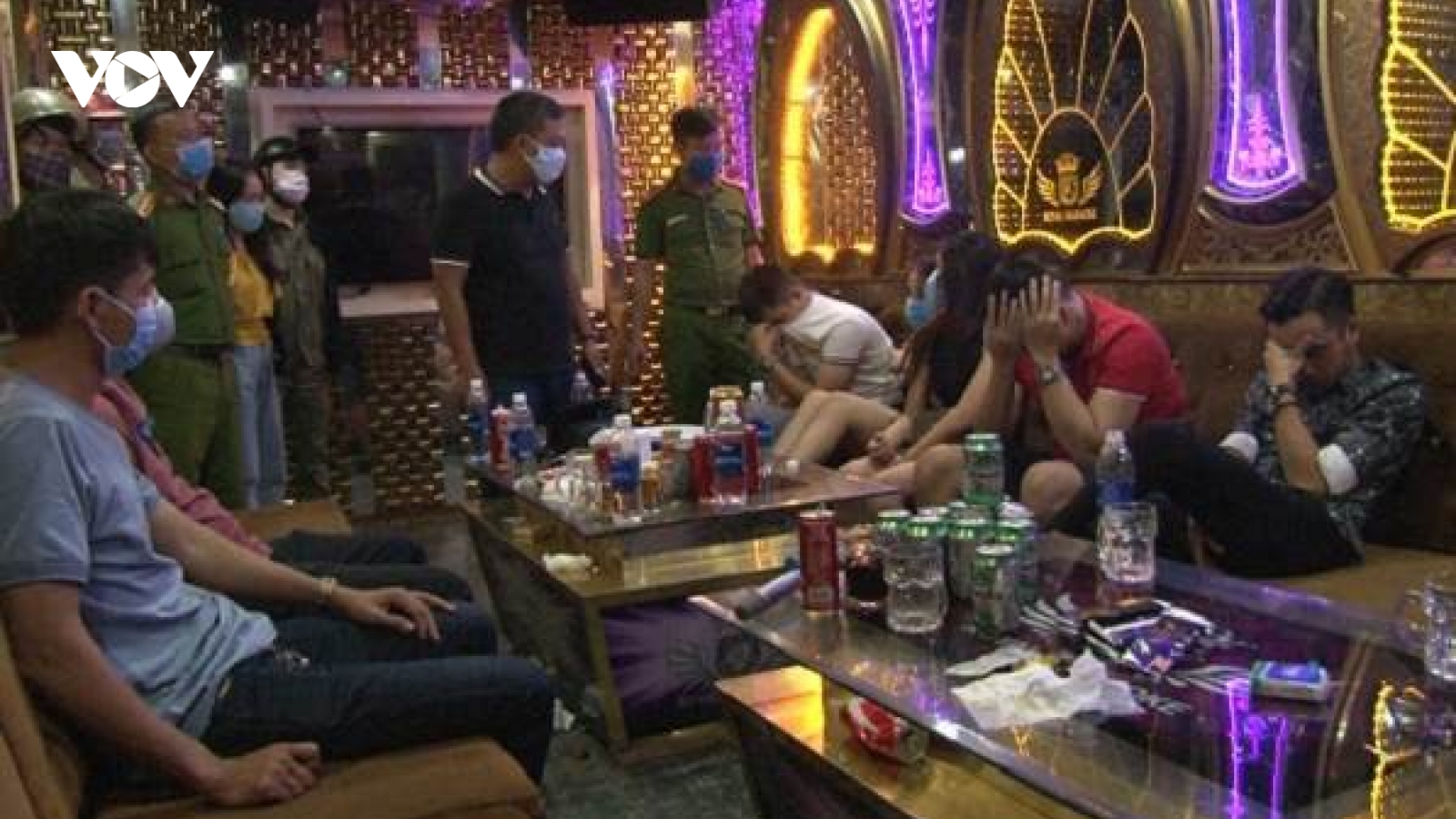 Bắt quả tang 11 đối tượng “phê” ma túy tại quán karaoke