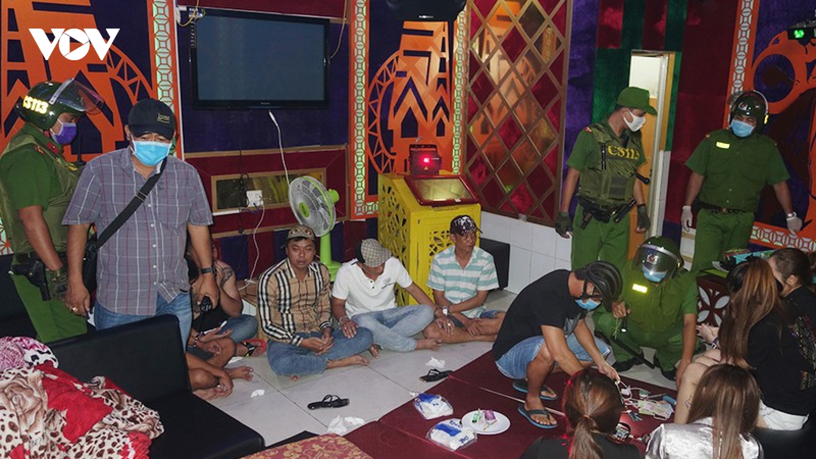 Đột kích quán karaoke, phát hiện nhân viên lẫn khách sử dụng ma túy