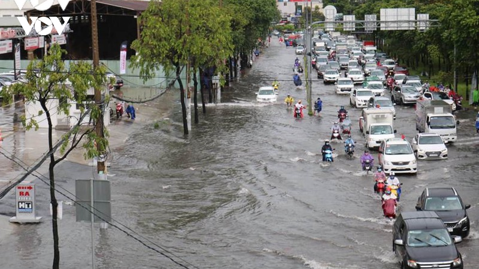 Mưa lớn kéo dài, nhiều tuyến đường ở TP HCM ngập nặng