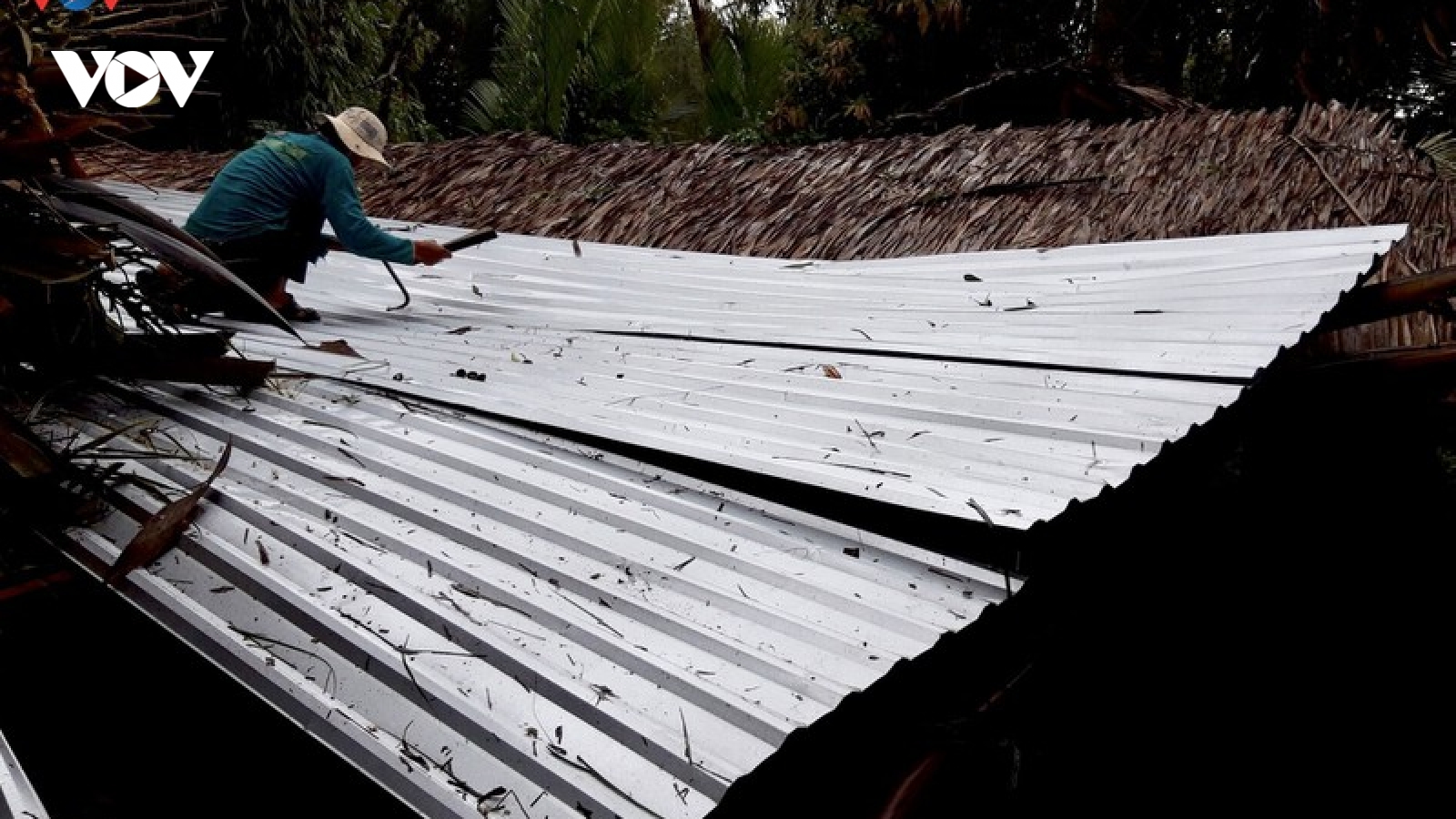 270 căn nhà sập và tốc mái sau lốc xoáy ở Hậu Giang