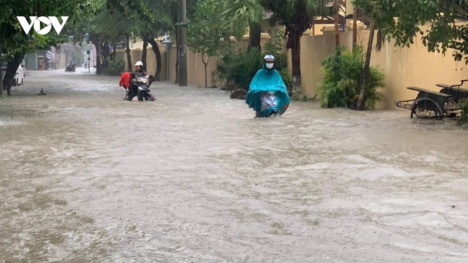 Mưa lớn, thành phố Điện Biên Phủ chìm trong biển nước