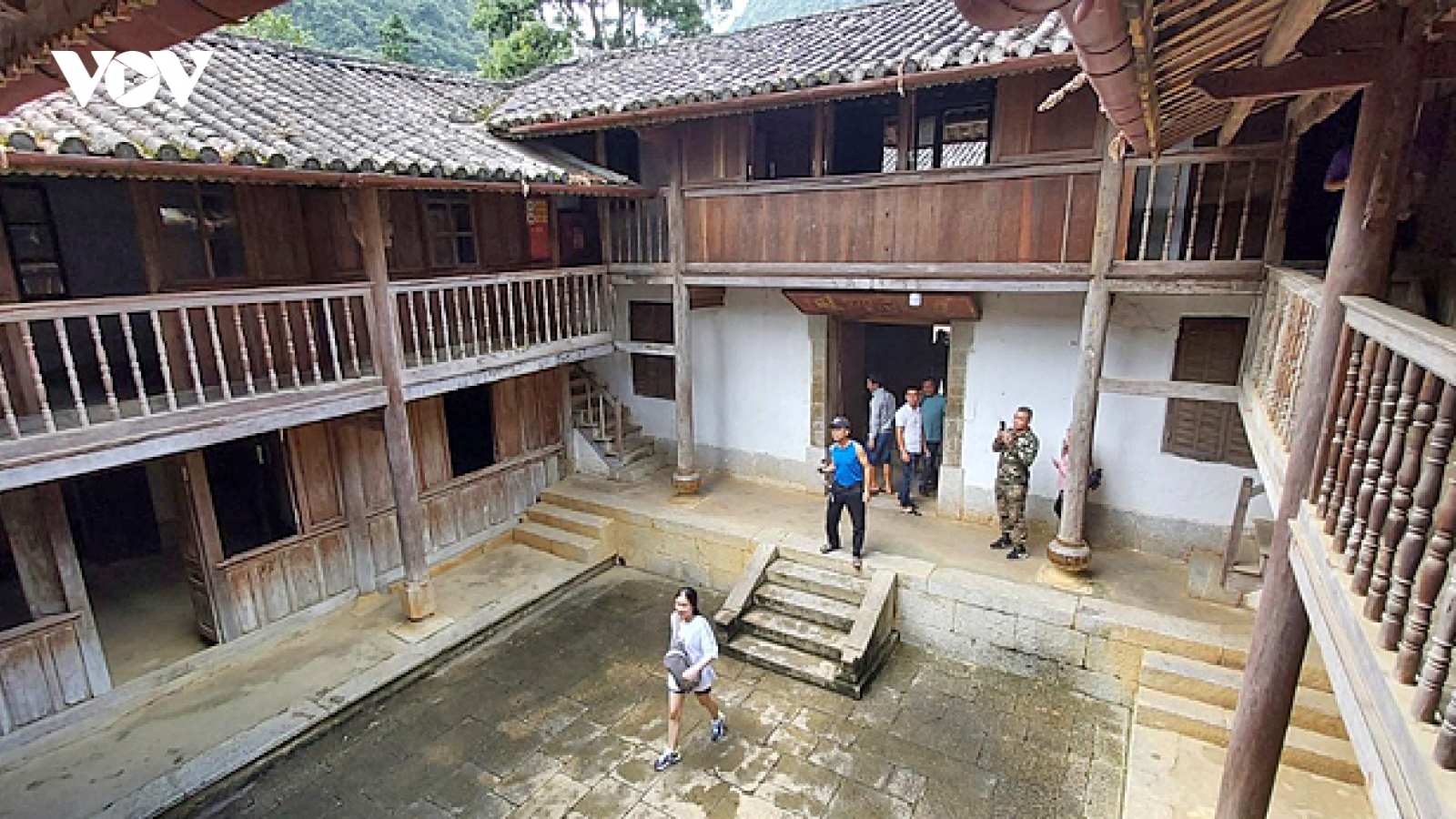 “Dinh thự họ Vương kêu cứu“: Tiền đi đâu? Trách nhiệm ở đâu?