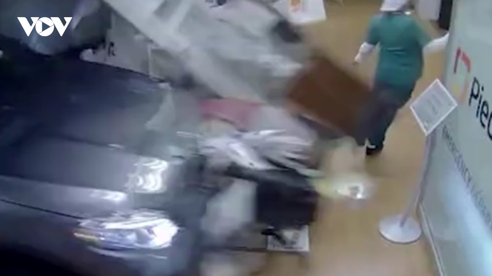 Kinh hoàng ô tô mất lái, tăng ga lao vào phòng cấp cứu gây thương vong