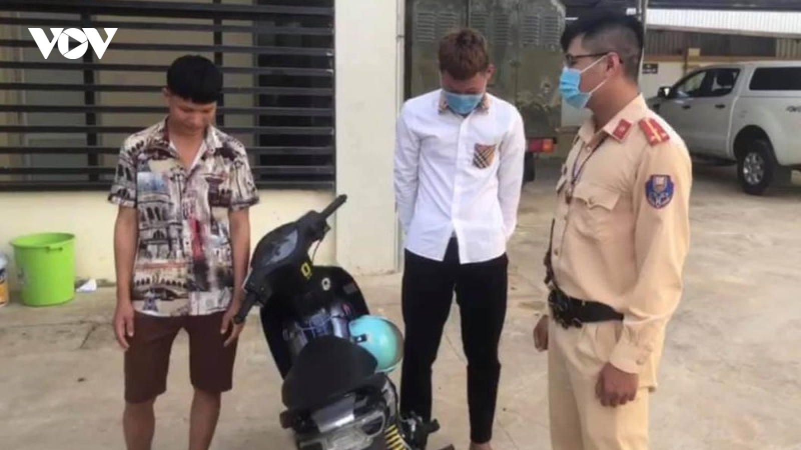 Hai thanh niên đi xe máy, gội đầu cho nhau ở Sơn La bị phạt 1,5 triệu đồng