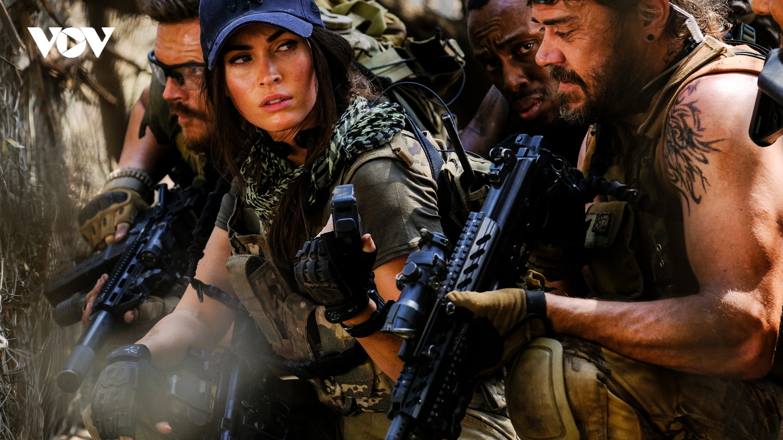 Nữ thần Megan Fox đối đầu mãnh thú trong phim hành động mới