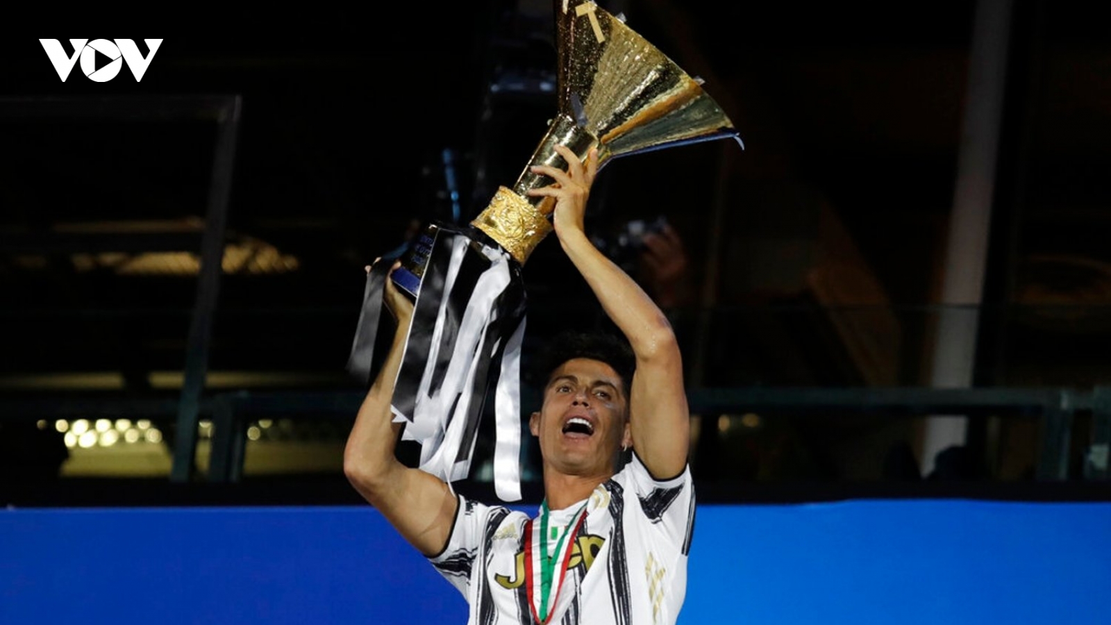 Ronaldo “quẩy tưng bừng” trong ngày nâng cao chức vô địch Serie A