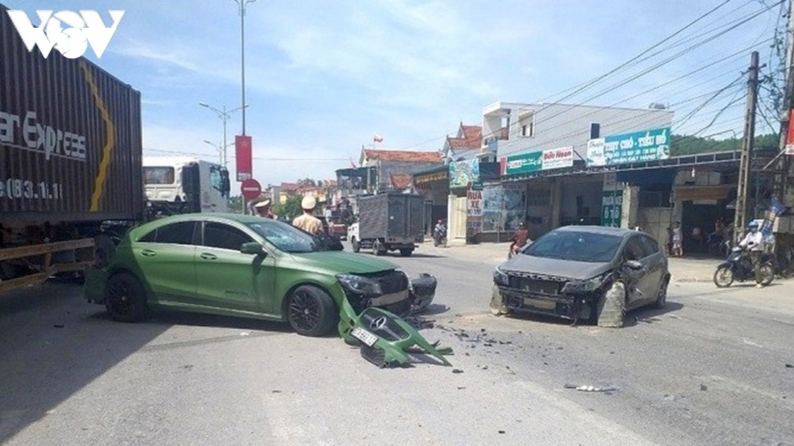 Truy tìm chiếc xe ben tông xe Mercedes gây tai nạn liên hoàn rồi bỏ chạy