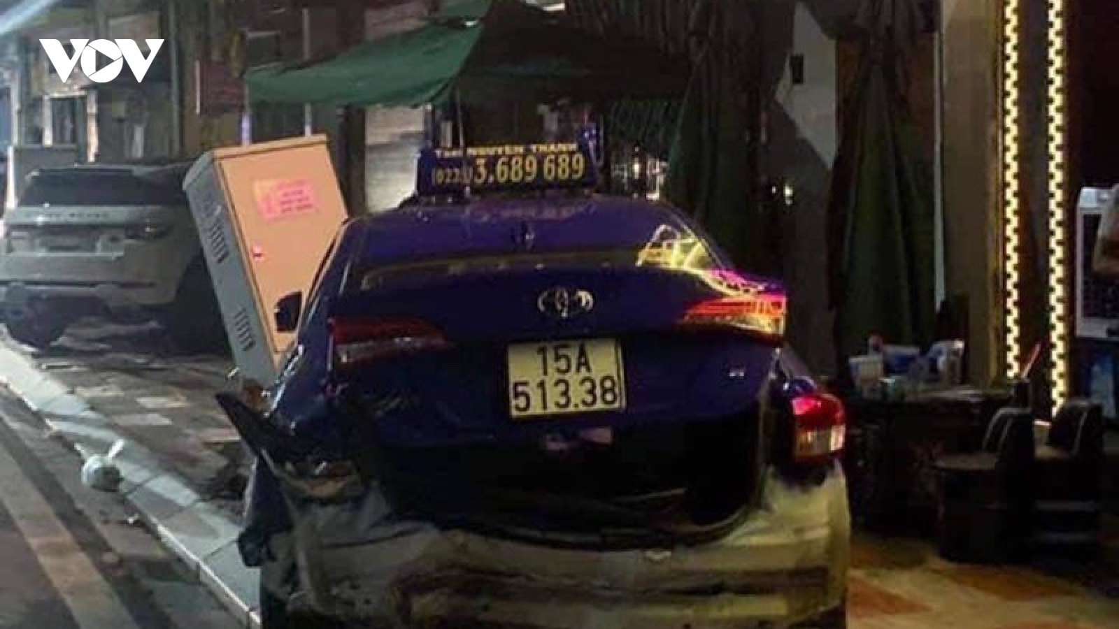 Xe Lexus gây tai nạn liên hoàn khiến 1 người tử vong