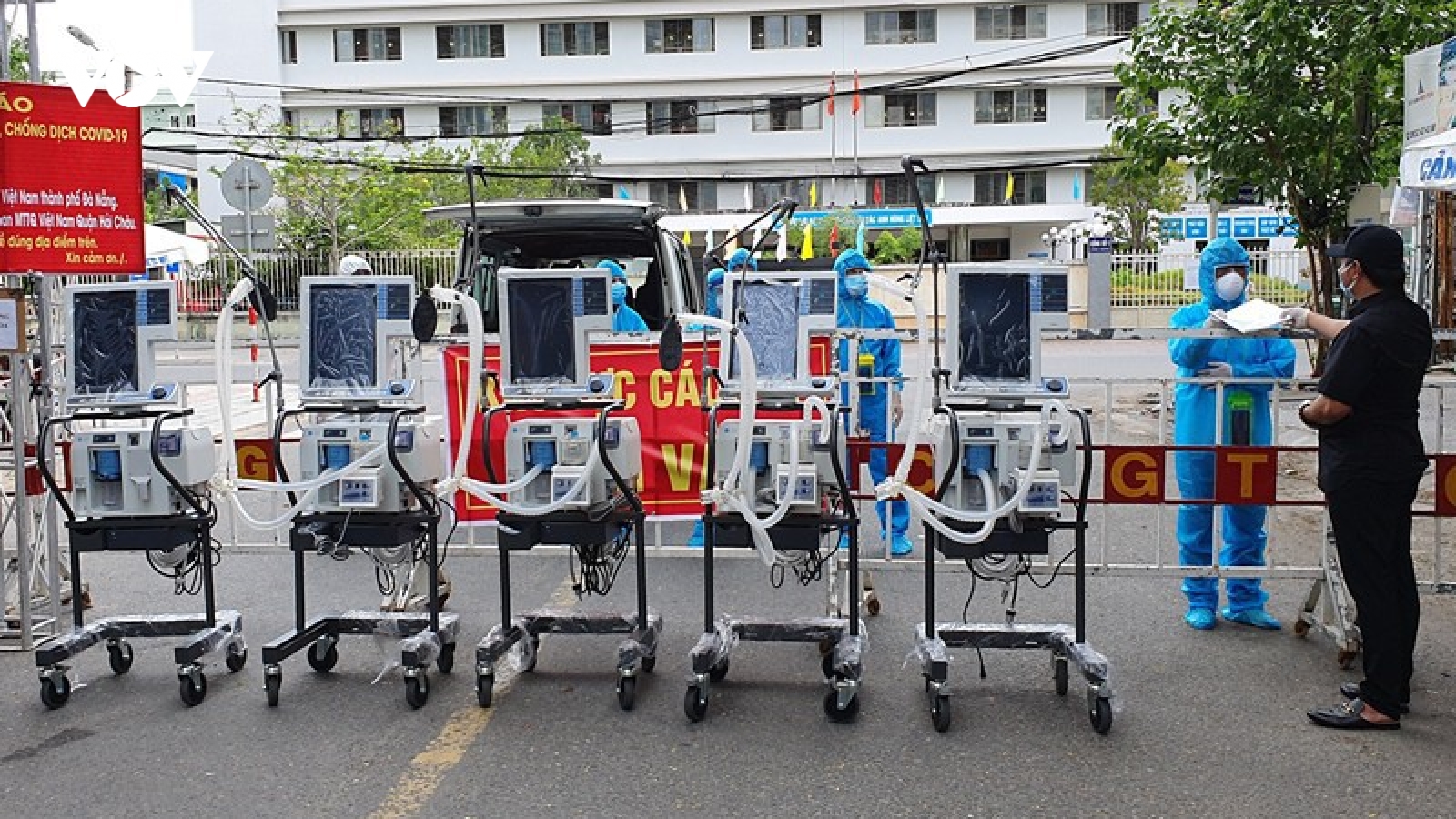 Thêm 5 máy thở hiện đại gần 3 tỉ đồng trao cho BV Đà Nẵng