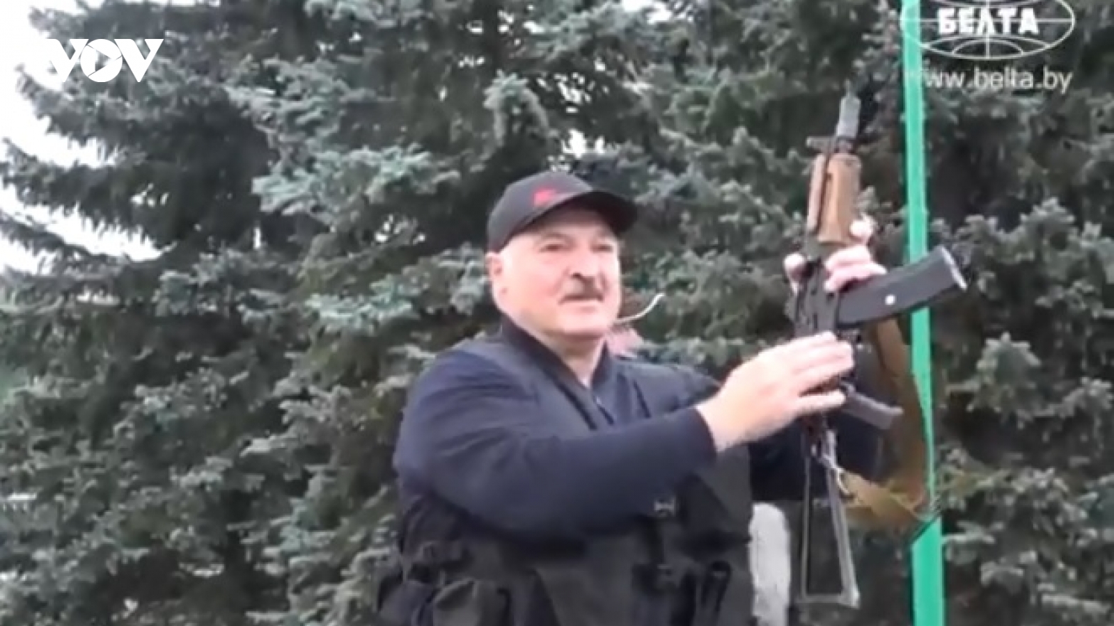 Video: Tổng thống Belarus Lukashenko xách súng AK, mặc áo giáp, đeo băng đạn