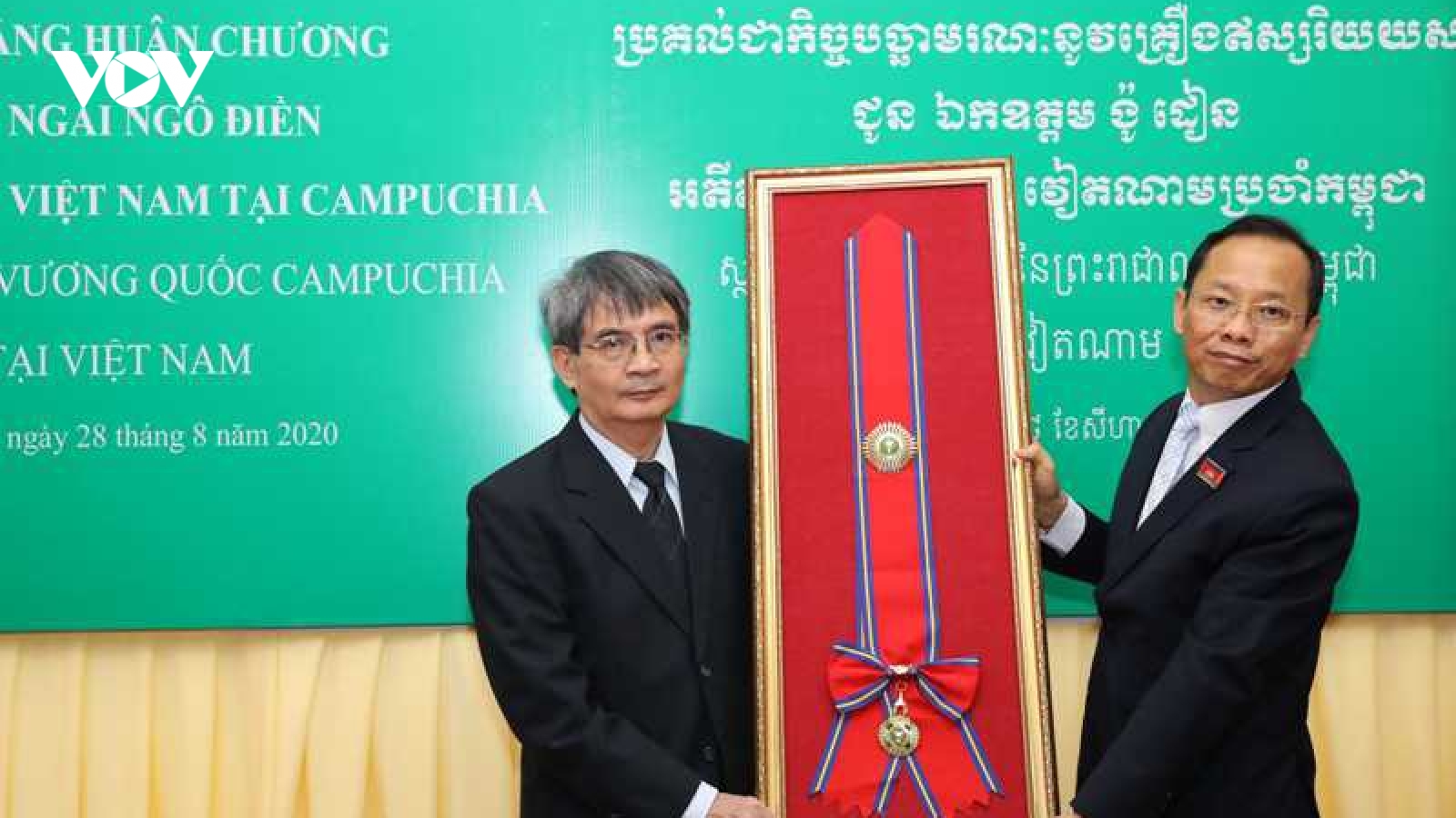 Truy tặng Huân chương Hữu nghị cho cố Đại sứ Việt Nam tại Campuchia