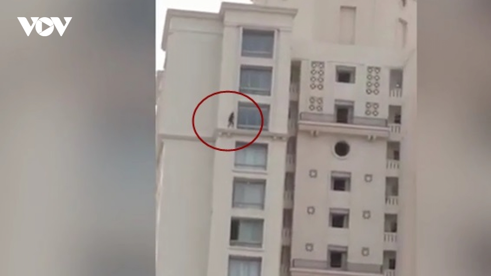 Video: Cô gái liều lĩnh leo trên gờ tường chung cư cao 29 tần