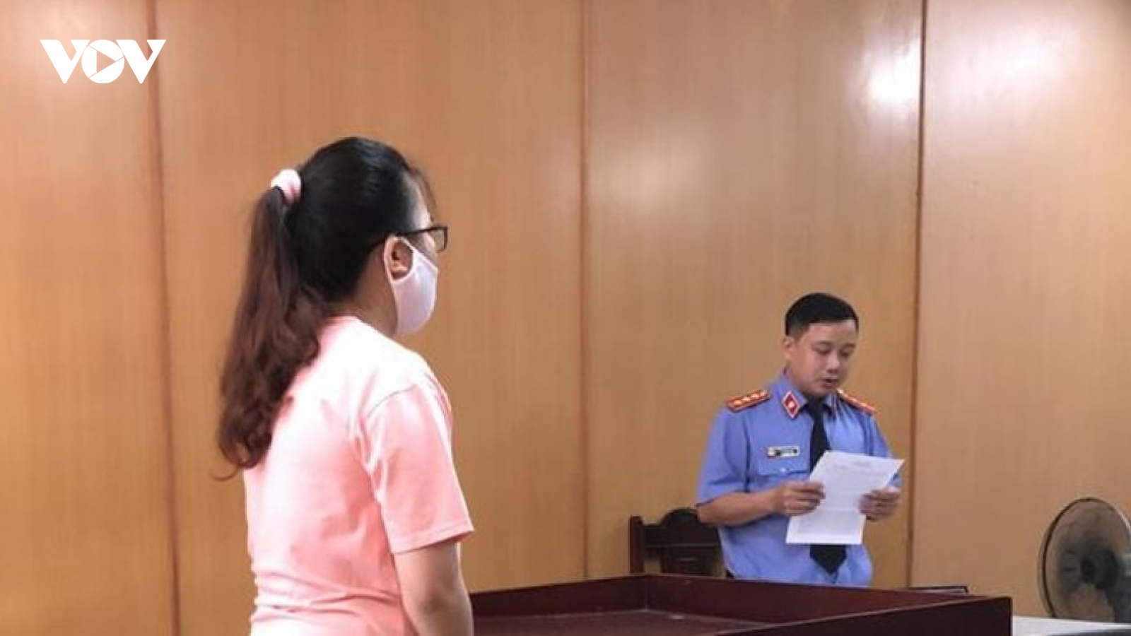 Cô gái trộm nữ trang của chủ suốt hơn một năm