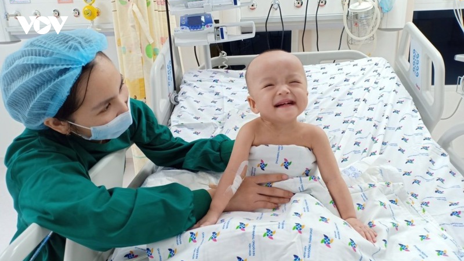 Trúc Nhi – Diệu Nhi đã ngồi được và chơi đùa tinh nghịch