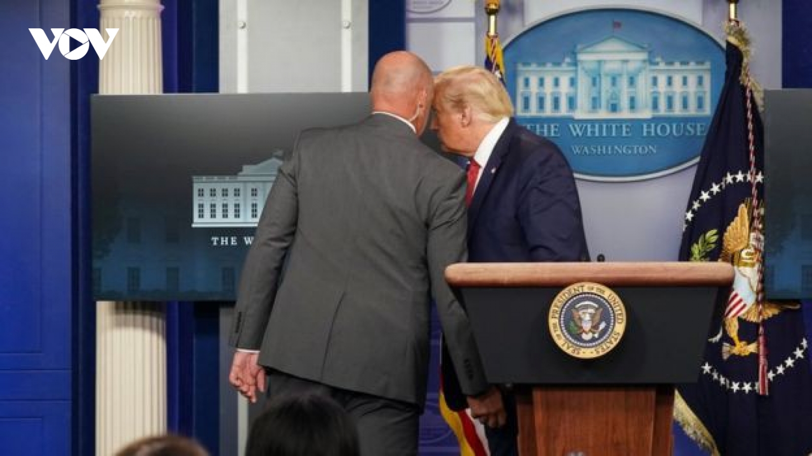 Ai nổ súng bên ngoài Nhà Trắng khiến ông Trump phải sơ tán?