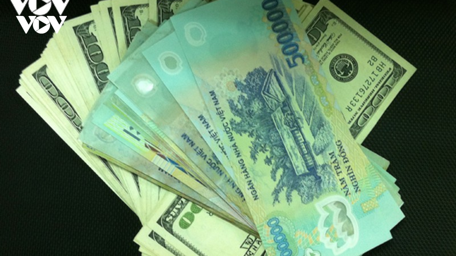 Giá USD bật tăng phiên đầu tuần