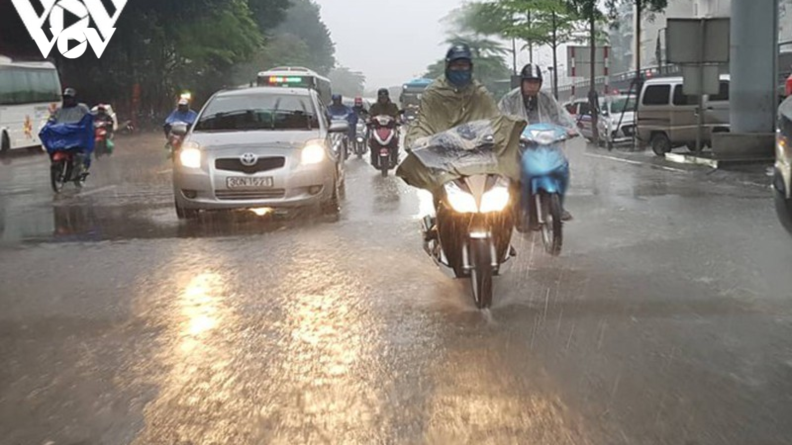 Dự báo thời tiết ngày 17/8: Bắc bộ có mưa to, khả năng xảy ra lốc