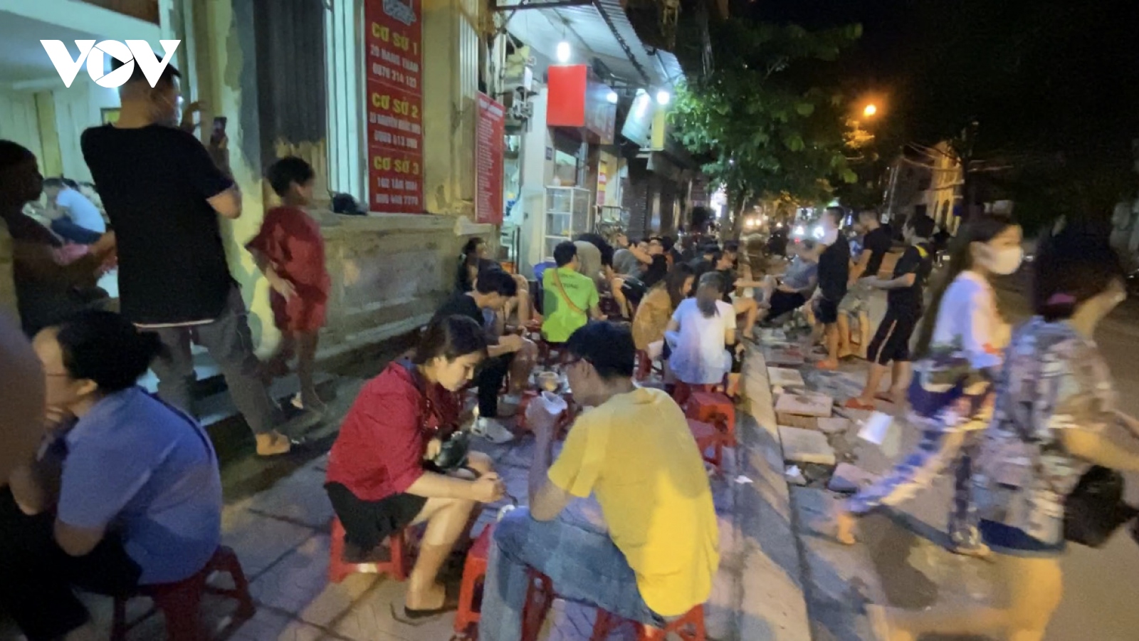 Quán xá, người dân vẫn thờ ơ trước yêu cầu phòng dịch Covid-19 ở Hà Nội