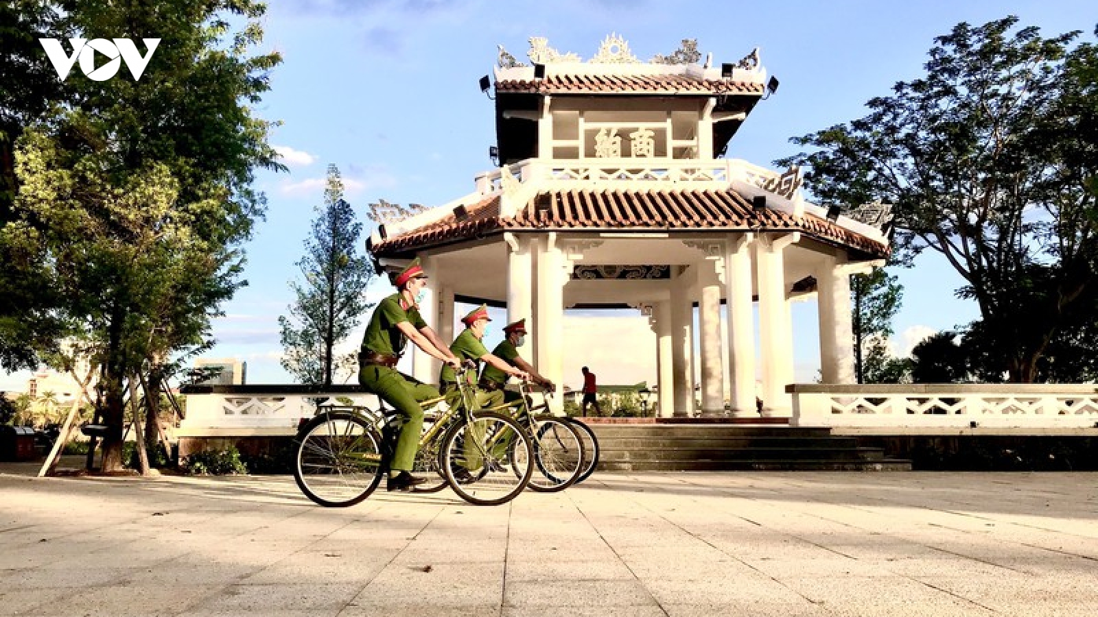 Hình ảnh chiến sĩ công an Huế đạp xe tuần tra phòng, chống Covid-19
