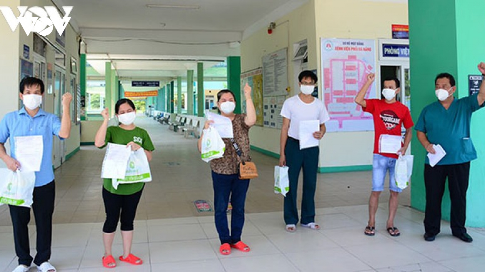 Bệnh viện Phổi Đà Nẵng cho 5 bệnh nhân ra viện