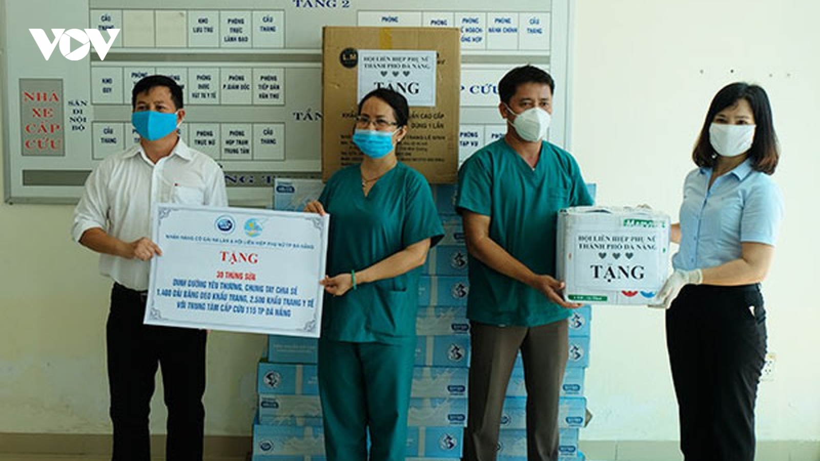 Tặng 2.500 thùng sữa tươi cho công nhân môi trường, nhân viên 115 Đà Nẵng