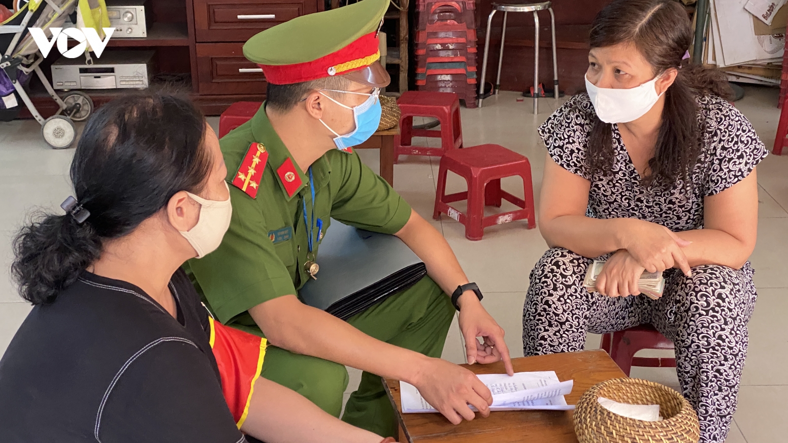 Ảnh: Hàng quán Hà Nội thiết lập "lá chắn" phòng, chống dịch COVID-19