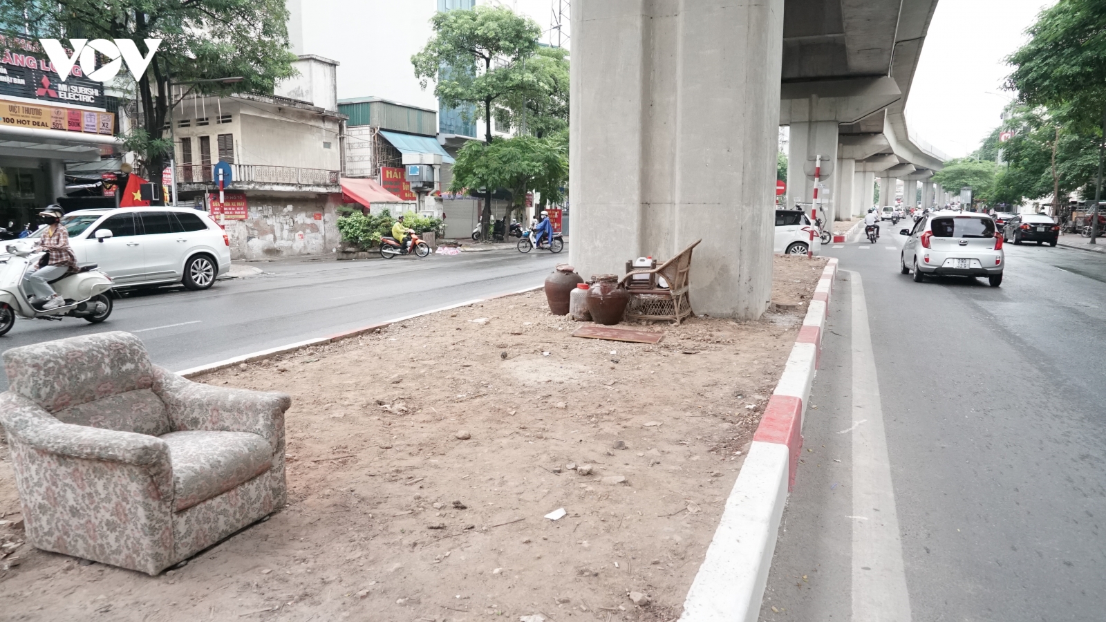 Rác thải, đỗ xe tự phát dọc tuyến đường sắt trên cao Cát Linh - Hà Đông