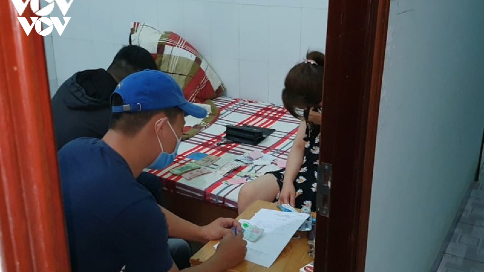 Bắt quả tang 3 cặp nam nữ có hành vi mua bán dâm