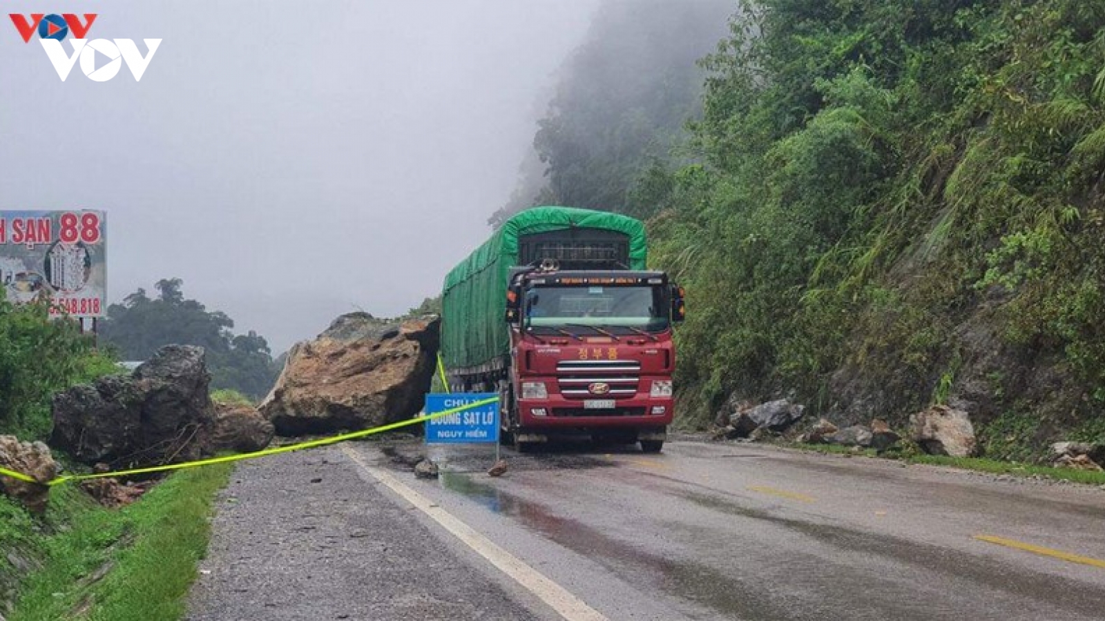 Hoàn lưu bão số 2: Nhiều tuyến đường ở Sơn La sạt lở gây ách tắc