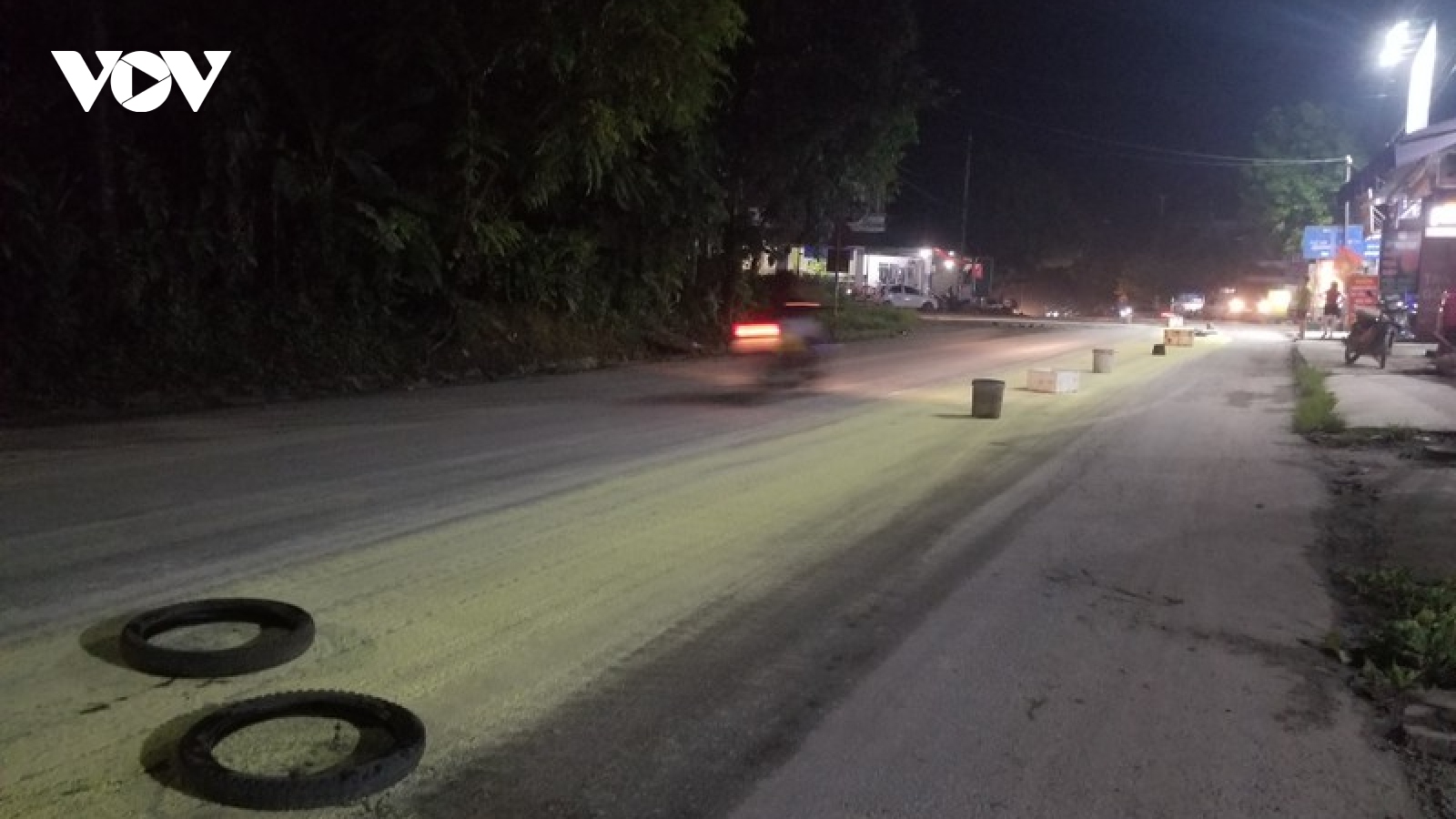 Cả tuyến đường ở Lào Cai bị nhuộm vàng sau khi xe chở lưu huỳnh ngang qua