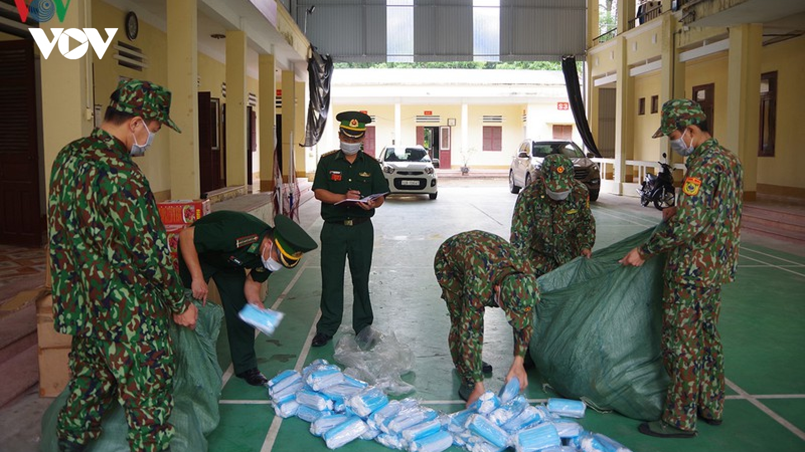 Vứt lại 13.000 khẩu trang lậu rồi chạy qua biên giới khi bị phát hiện