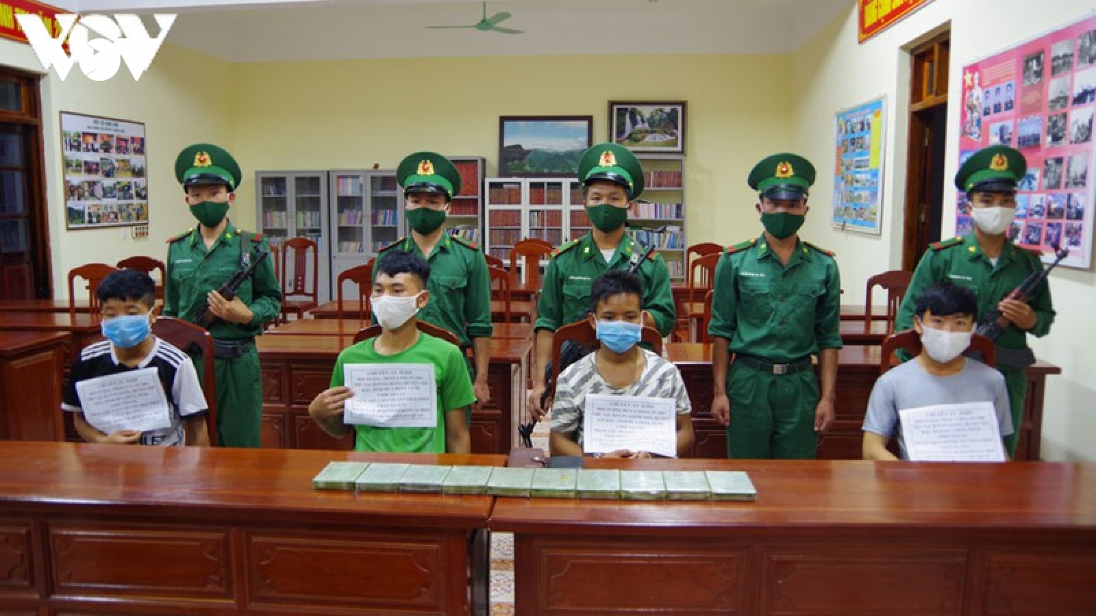 4 đối tượng người Lào mang 10 bánh heroin vào Việt Nam