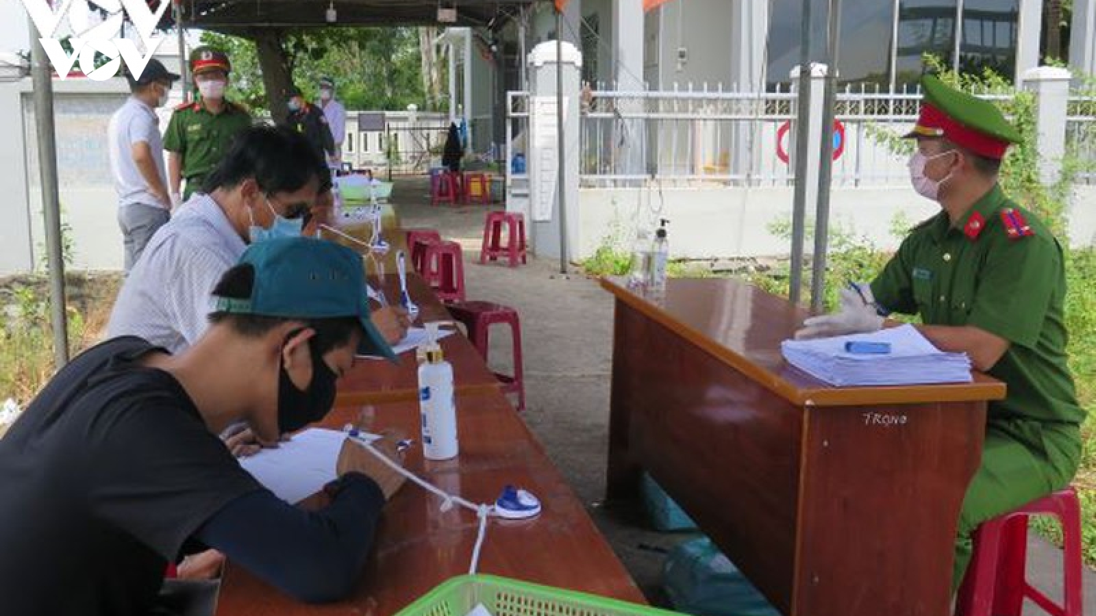 Người dân Quảng Ngãi bị kẹt tại vùng dịch về địa phương bằng cách nào?