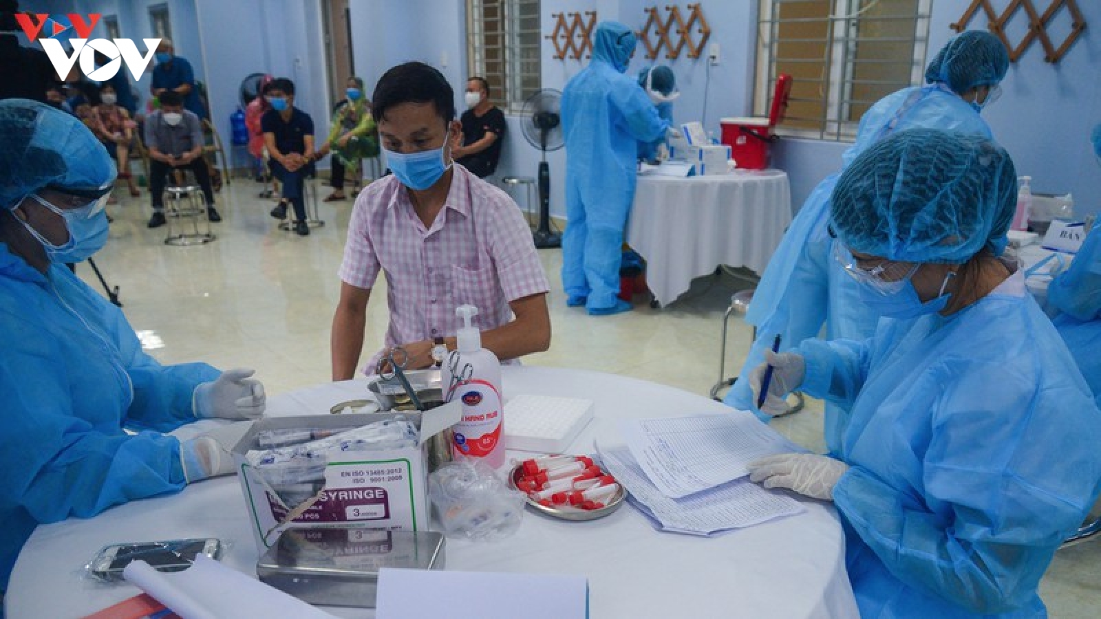 Quảng Ninh: Người dân đội mưa đi test nhanh Covid-19