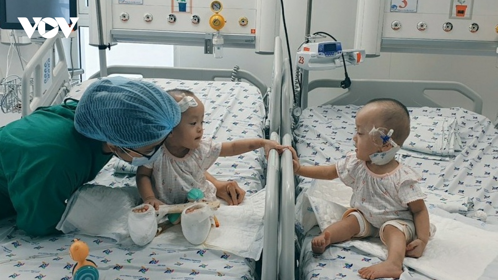 Hai bé Trúc Nhi – Diệu Nhi được xích lại gần, chơi đùa cùng nhau