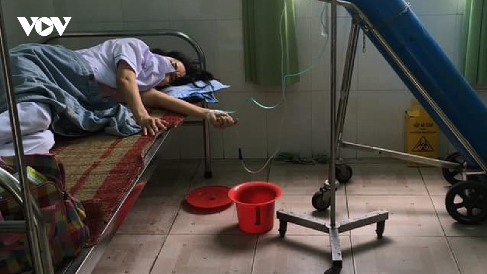 Một nhân viên y tế ở Đà Nẵng làm việc quá sức phải thở oxy