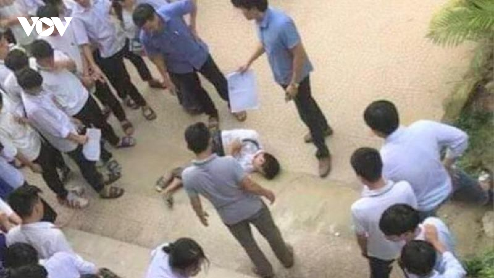 Nam sinh học lớp 8 gãy tay khi rơi từ tầng 3 xuống sân trường