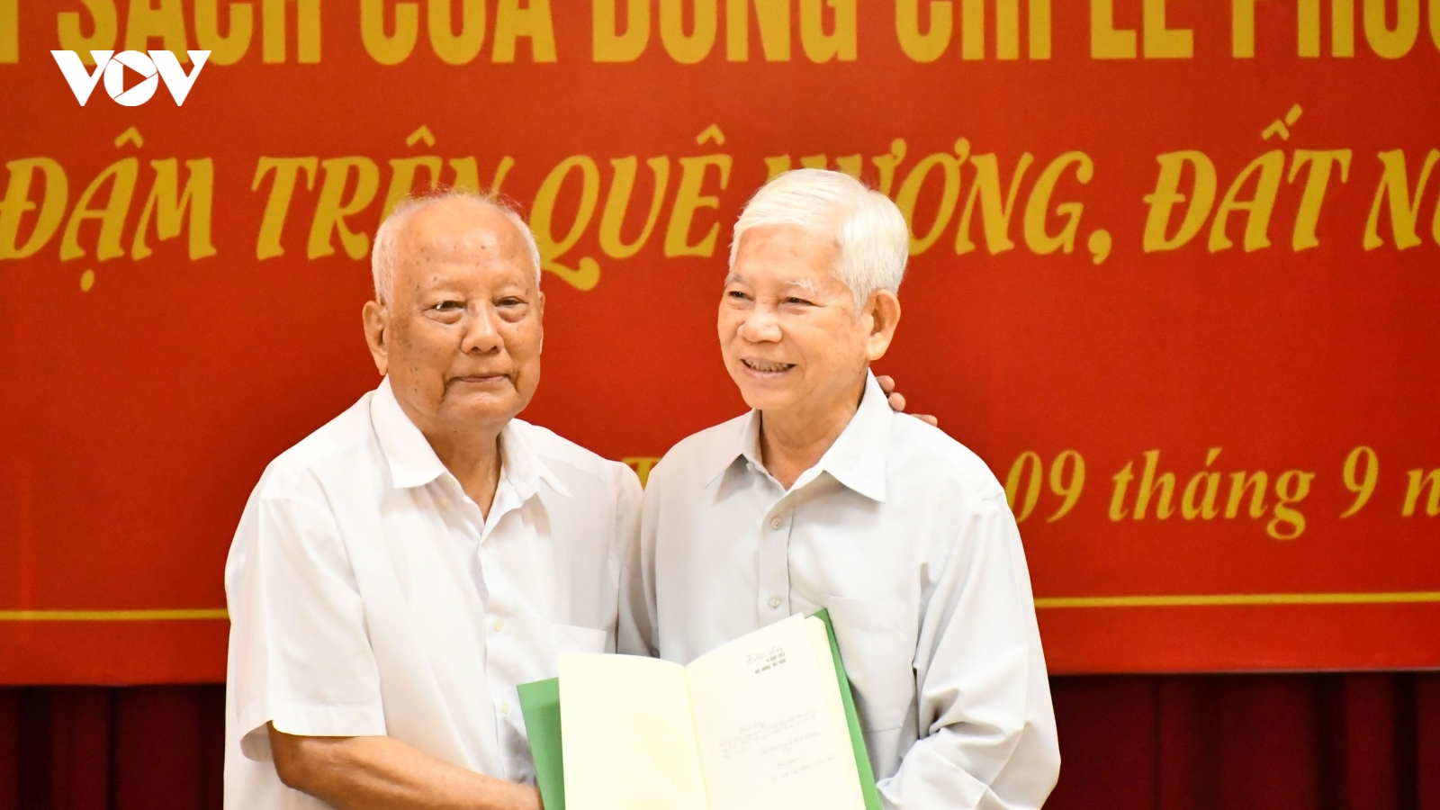 Giới thiệu sách của đồng chí Lê Phước Thọ - Dấu chân in đậm trên quên hương, đất nước