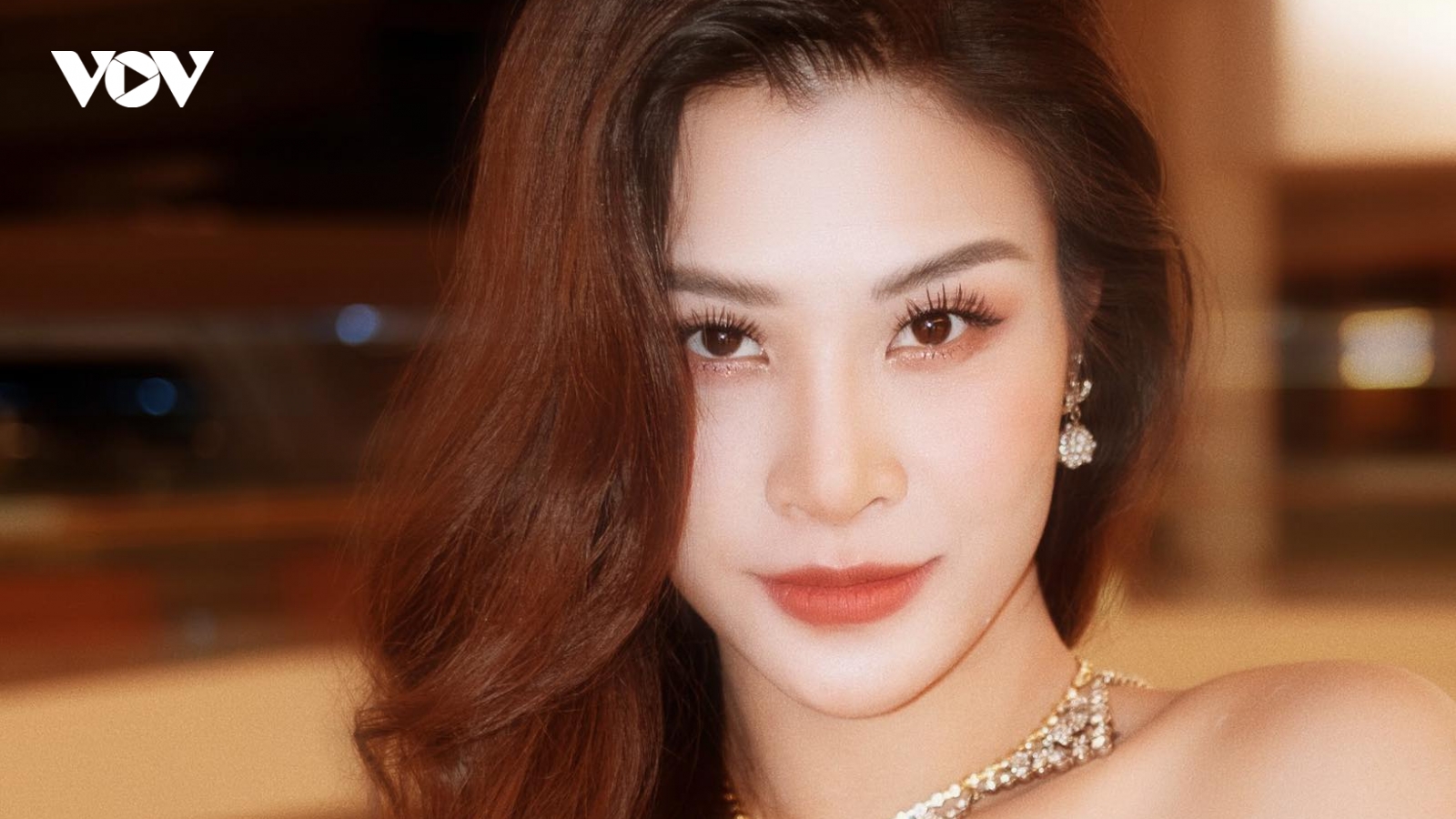 Đông Nhi xinh đẹp, bế bụng bầu 8 tháng song ca cùng Noo Phước Thịnh 